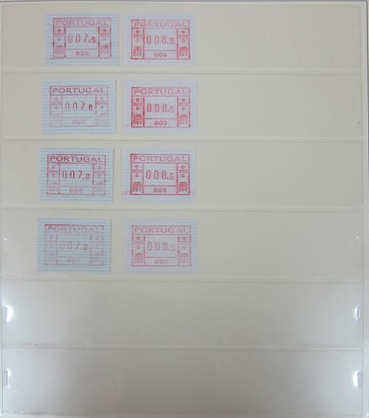 0265 (11).jpg -     Lote:    265      Colecção Especializada - Etiquetas      Lotes Especiais       Descrição:      1981/2010 &mdash; Etiquetas.   Coleção composta por 12 álbuns com etiquetas desde percursoras e Framas até 2010, com provas, erros, FDC's, etiquetas novas e usadas, sobrescritos circulados, variedades de impressão e papéis. Importante estudo. Lote a ver.        Lote ETQ       Valor Base:     &euro; 3000,00     Valor Venda:     &euro;      
